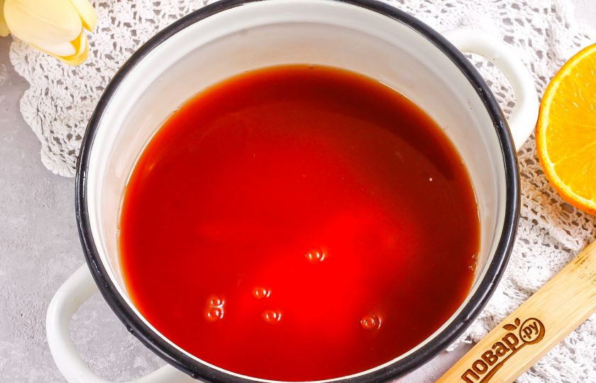 1. Этап. Соус Мадера: Выжмите сок из половины апельсина, влейте в емкость вместе с красным вином. Поместите емкость на плиту, включая умеренный нагрев. Если любите соусы с кусочками фруктов, то можете натереть в емкость и апельсиновую цедру.