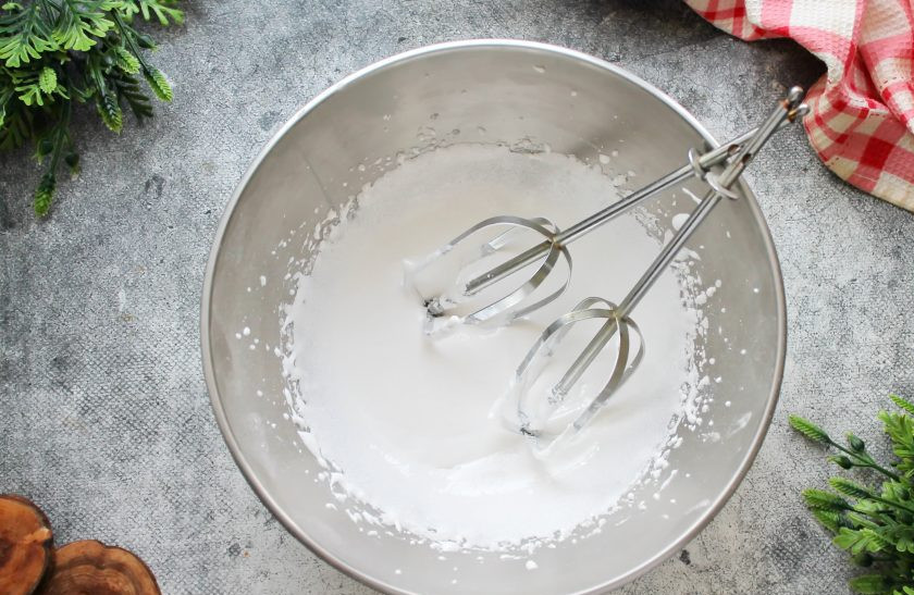 1. Этап. Очень мягкий пасхальный кулич: Пока выпекаются куличи, приготовьте глазурь. Для этого в яичный белок добавьте щепотку соли и взбивайте до легкой пены. Взбивая, частями добавляйте сахарную пудру и взбивайте до плотной массы. Влейте лимонный сок и взбивайте еще 10-20 секунд.