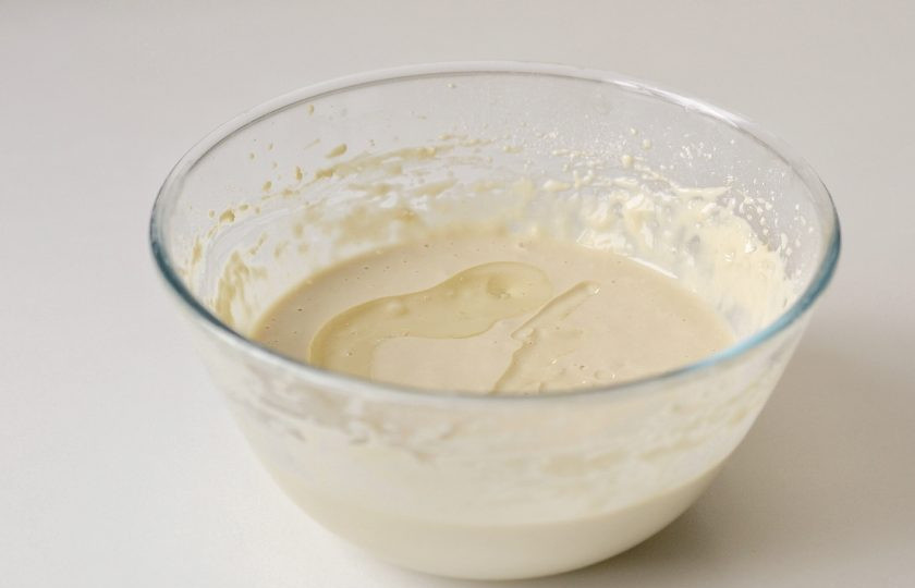 1. Этап. Блины на миндальном молоке: Добавьте растительное масло и ещё раз перемешайте.