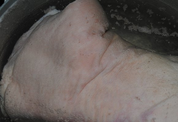 1. Этап. Свиная рулька по-немецки: Рульку опустите в кастрюлю с водой и доведите до кипения.