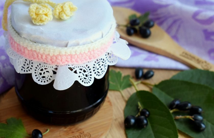 1. Этап. Варенье из смородины с листьями вишни: Разлейте горячее варенье в стерилизованные банки, закатайте чистыми крышками. Храните в прохладном месте.