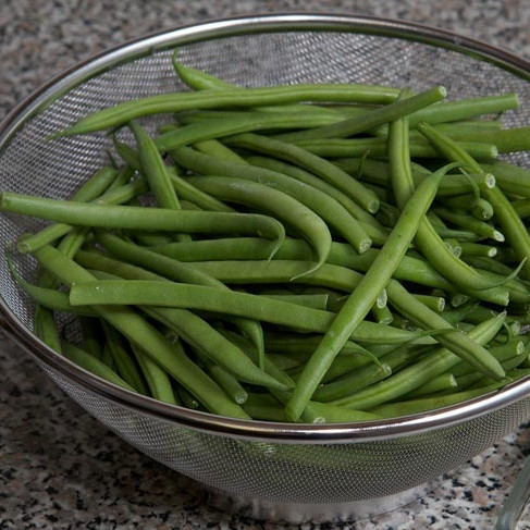 1. Этап. Жареная фасоль: Подготовка ингредиентов: лучше взять французскую фасоль, она более нежная, но вы также можете использовать другие виды.