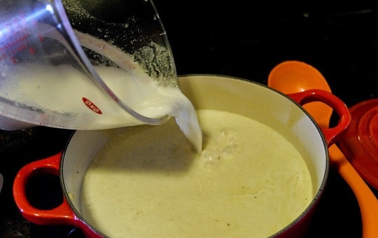 1. Этап. Сливочный суп с цветной капустой: 9. И разведенный в холодной воде крахмал. Прогрейте сливочный суп с цветной капустой почти до закипания, снимите с огня и подавайте к столу. Приятного аппетита!