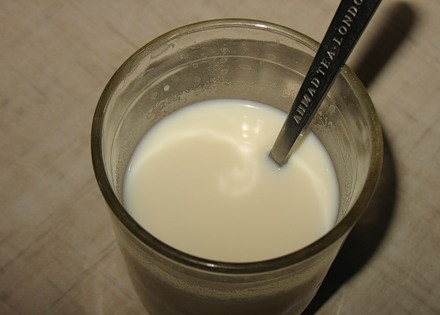 1. Этап. Торт Соты: Теперь залейте агар-агар холодным молоком и оставьте его набухать на час.