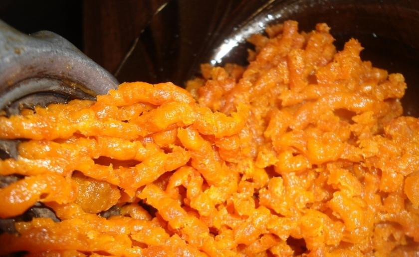 1. Этап. Торт с курагой: Курагу, изюм, чернослив, залить кипятком на пару минут. Затем их перекрутить через мясорубку. Все крутить по отдельности.