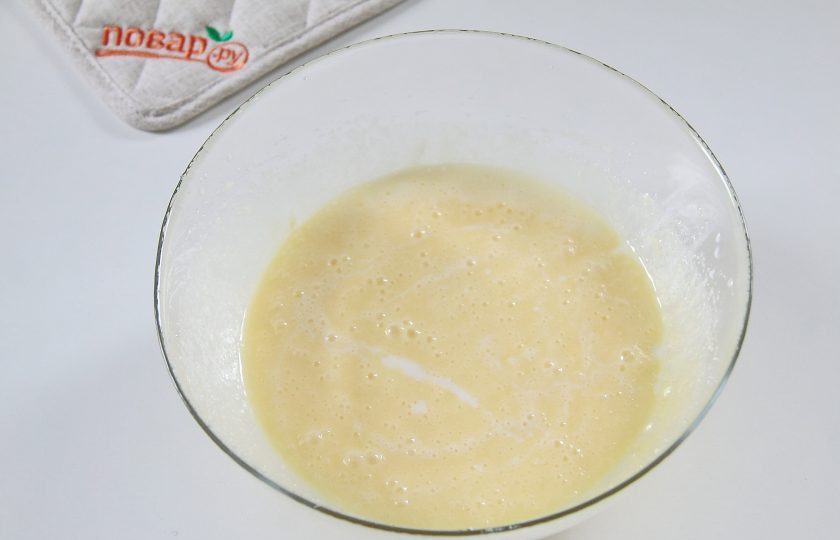 1. Этап. Кекс в мультиварке: 4. Взбейте и добавьте молоко.