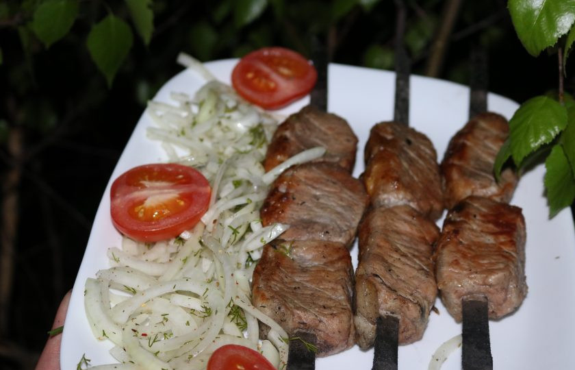 1. Этап. Шашлык из карбоната свинины: Шашлык подавайте с замаринованным луком с зеленью.