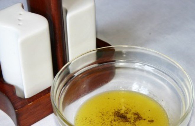 1. Этап. Заправка к греческому салату: Добавьте соль и молотый черный перец по вкусу и еще раз перемешайте. Заправка готова.