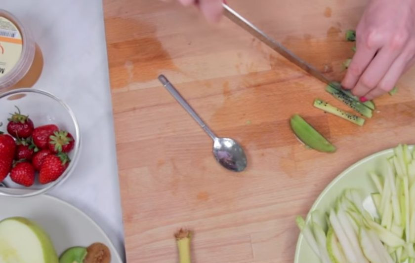 1. Этап. Фруктовые спринг-роллы: 1. Для начала все фрукты нарежьте некрупной соломкой (манго и киви предварительно очистите от кожуры), а киви и клубнику порежьте на ломтики, чтобы потом можно было украсить ими роллы.