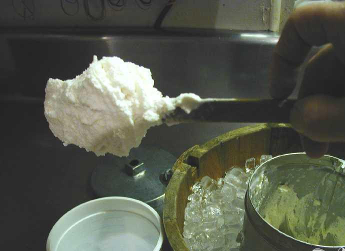 1. Этап. Самое простое сливочное мороженое: 6. Вынимайте мороженое, когда оно еще немного мягкое, раскладывайте по пластиковым контейнерам и сохраняйте при температуре не менее – 18 градусов Цельсия.