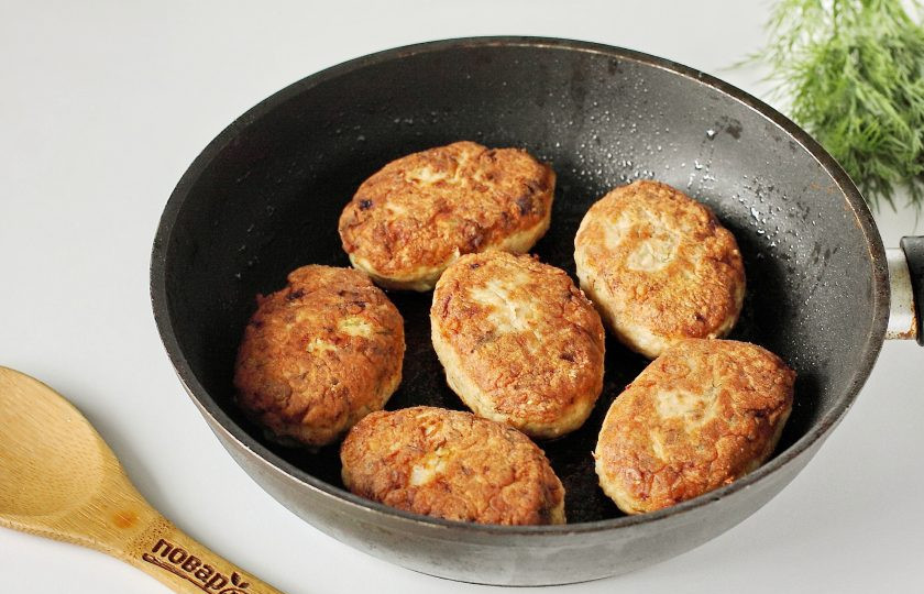 1. Этап. Рыбные котлеты Монастырские: Обжарьте котлеты на сковороде на растительном масле с двух сторон до готовности. Огонь должен быть чуть ниже среднего.