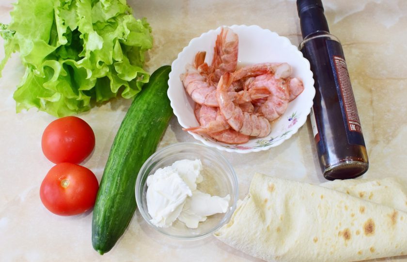 1. Этап. Сэндвич ролл с креветкой: Перед началом приготовления подготовьте необходимые ингредиенты. Креветки выбирайте крупные, чтобы вкус был более насыщенный.