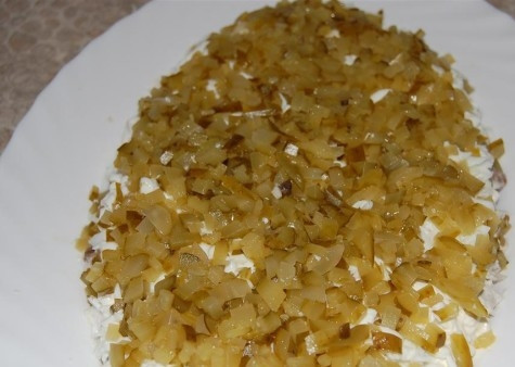 1. Этап. Салат Береза: Огурцы натираем на крупной терке, слегка отжимаем, чтобы удалить лишний сок, и равномерно выкладываем на белковый слой.