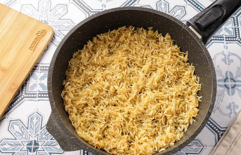 1. Этап. Ароматный рис: Мешайте ещё 2 минуты.