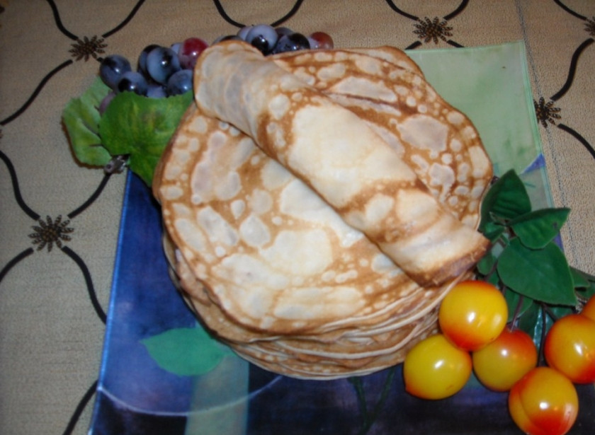 1. Этап. Блинчики на кефире с мясом: Каждый блинчик начините столовой ложкой фарша.