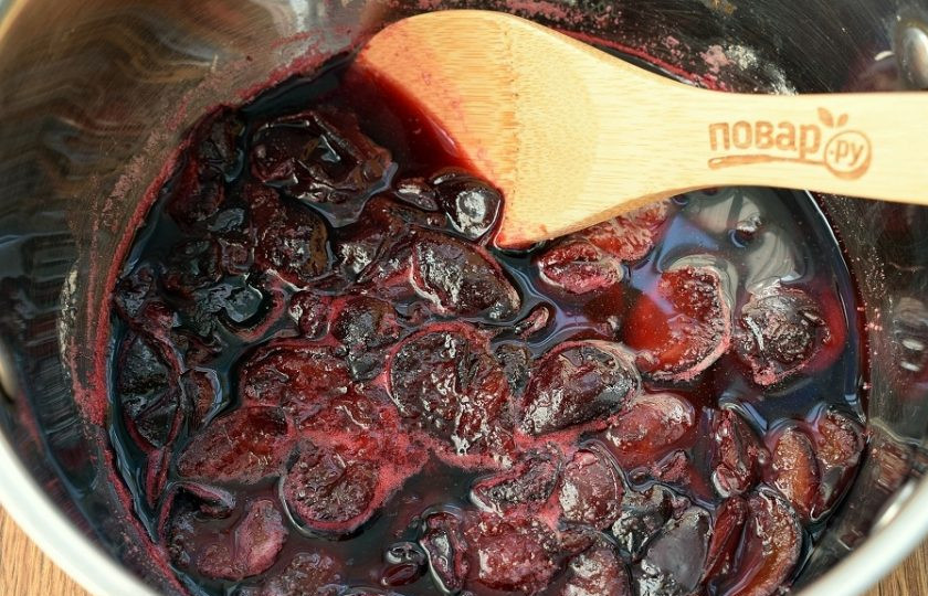 1. Этап. Варенье из угорки: Наколите сливы вилкой, засыпьте сахаром и оставьте на часа два, чтобы сливы пустили сок. Затем поставьте на медленный огонь, доведите до кипения и проварите 5 минут. При необходимости снимите пенку. Снимите варенье с огня, дайте ему полностью остыть. Повторите процедуру еще 2 раза и разлейте горячее варенье по стерилизованным банкам, закатайте чистыми крышками.