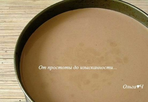 1. Этап. Торт Два шоколада и лесные ягоды: Выложите мусс в форму, разровняйте. Уберите в морозилку на 35-45 минут.