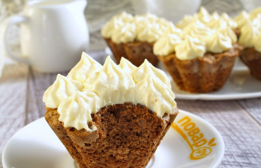 1. Этап. Шоколадные капкейки: 7. Крем поместите в кондитерский мешок, отсадите на шоколадные кексы. Приятного аппетита!