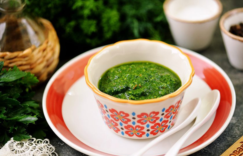 1. Этап. Зеленый соус: Разложите соус по пиалочкам и подавайте к столу. Очень вкусный и ароматный зеленый соус готов.