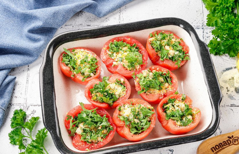 1. Этап. Помидоры по-провансальски: Помидоры посолите, поперчите и наполните подготовленной начинкой. Выложите в смазанную маслом форму для запекания. Сверху так же сбрызните томаты маслом и запекайте в духовке при температуре 240 градусов не более 15 минут.