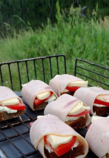 1. Этап. Горячие бутерброды на мангале: Обернуть 