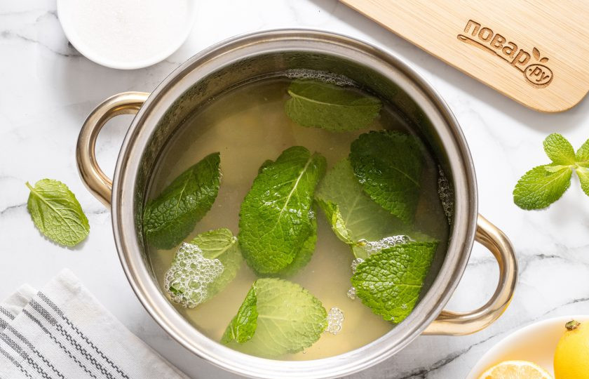 1. Этап. Классический лимонад: Добавьте лимонный сок, листья мяты и оставшуюся воду. Доведите до кипения снова и снимите с плиты. Дайте лимонаду остыть.