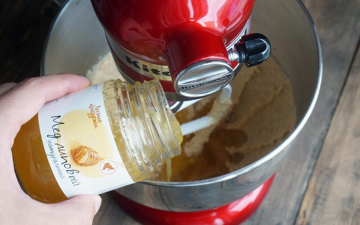 1. Этап. Торт с грушевым кремом: Продолжая взбивать, добавляем мед.