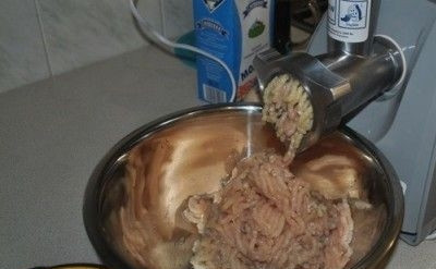 1. Этап. Котлеты из фарша с хлебом: Прокрутите филе через мясорубку. Также добавьте к нему очищенный лук с чесноком, которые стоит нарезать на небольшие куски.