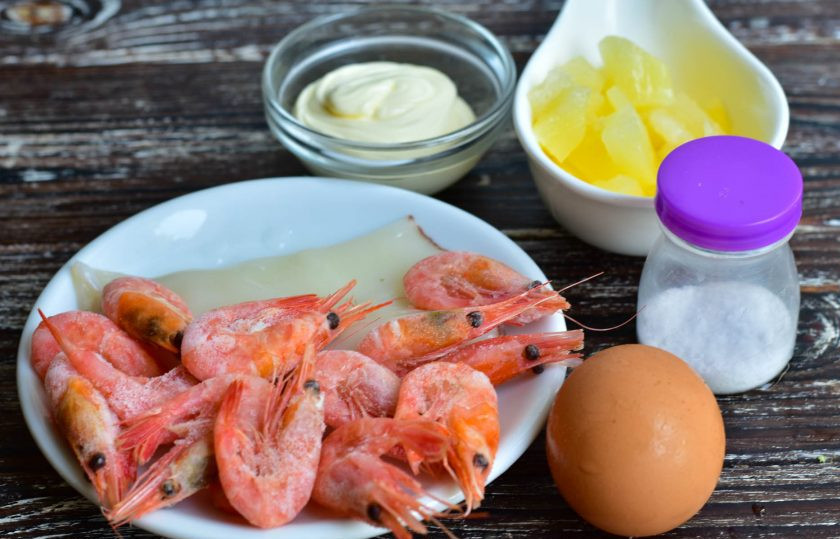 1. Этап. Салат с кальмарами, креветками и ананасами: Подготовьте ингредиенты.