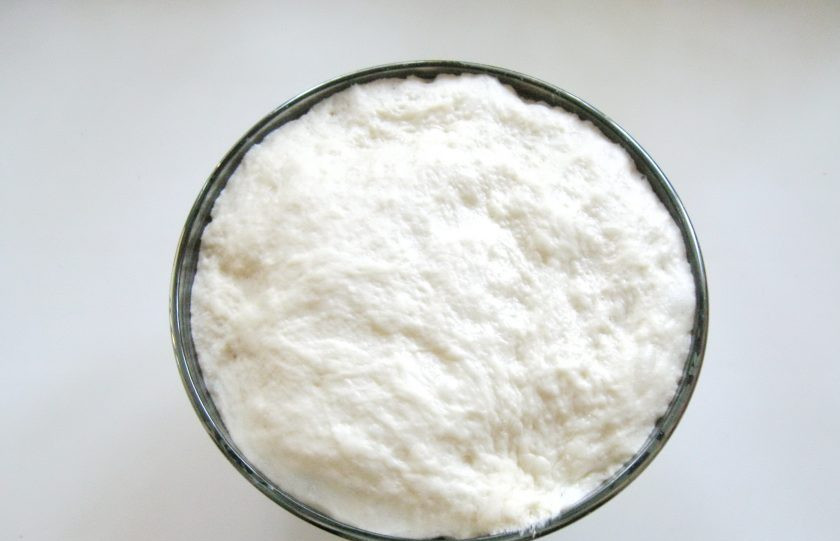 1. Этап. Пицца с колбасой и болгарским перцем: Через 40-50 минут тесто подойдет и увеличится в объеме.