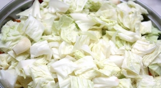 1. Этап. Маринованная капуста кусочками со свеклой: 6. Когда вы закончили со всеми слоями, наверху оставьте капусту. И можно приступать к приготовлению маринада. Для этого смешайте сахар, уксус, масло, соль и добавьте к этому 1 литр воды. Все вскипятите. После чего необходимо залить капусту маринадом и поставить под гнет. Дайте блюду пару дней настояться - и можно смело отправлять его на стол для дегустации.