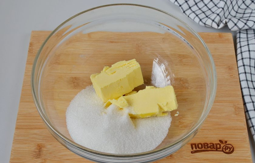 1. Этап. Пирог с клюквой и штрейзельной крошкой: Масло поставьте на 15 секунд в микроволновку, чтобы оно немного размягчилось, но не растаяло. Добавьте сахар, миксером взбейте массу до однородности.