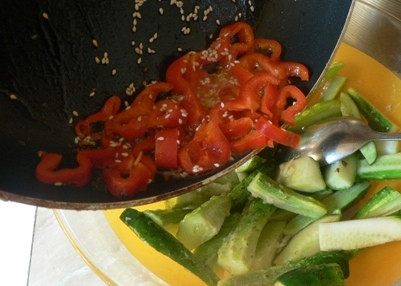 1. Этап. Салат по-корейски из огурцов: Нагреть сковороду с растительным маслом, бросить кунжут и перец чили. Обжарить, помешивая, в течение нескольких секунд, и вылить на огурцы.