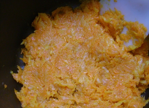 1. Этап. Морковные котлеты в мультиварке: Добавляем манную крупу, соль и сахар. Хорошо перемешиваем и готовим еще 10 минут.