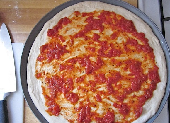 1. Этап. Пицца к завтраку: 3. Равномерным слоем нанесите соус по всей поверхности теста кроме краев.