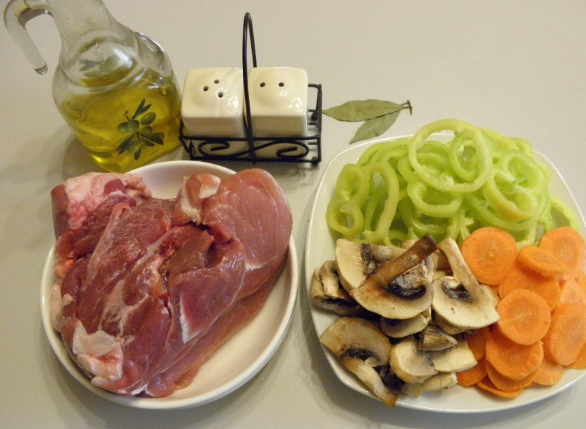 1. Этап. Свинина, тушенная кусочками: Подготовьте продукты: мясо вымойте и обсушите, чтобы не стреляло во время жарки. Овощи вымойте, очистите, порежьте перец и морковь кольцами, грибы пластинками.