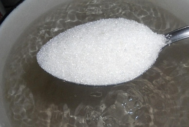 1. Этап. Брага для самогона из варенья: Кипятим воду, растворяем в ней сахар, а затем охлаждаем примерно до 20 градусов.