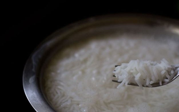 1. Этап. Отварной рис с овощами: Первым делом вскипятите воду и отварите в ней рис, подсолив, чтобы он не разварился.