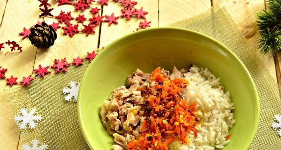 1. Этап. Новогодняя закуска Мешочки Деда Мороза: На сковороде в масле обжарьте до мягкости мелко нарезанные и очищенные лук с морковью. Затем добавьте овощи к остальной начинке.