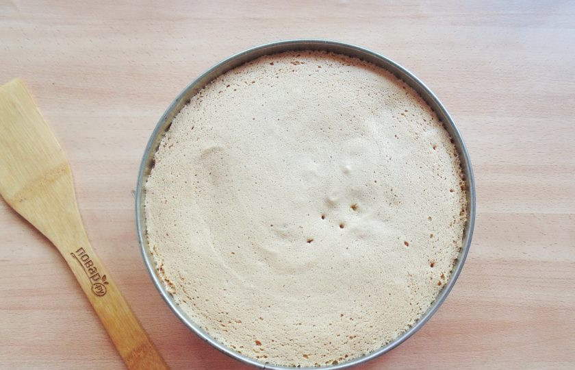 1. Этап. Торт со сливками и ананасами: Пеките бисквит в духовке, заранее разогретой до 170 градусов. Готовность проверьте палочкой, которая при накалывании коржа должна выходить сухой.