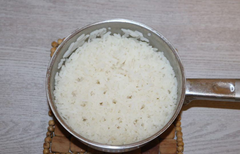 1. Этап. Рис с курицей и фасолью: Рис промойте, залейте двумя стаканами воды, поставьте на медленный огонь, посолите и варите до готовности.