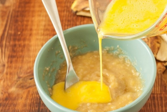 1. Этап. Оладьи из 2 ингредиентов: 4. Влейте отдельно взбитые яйца.