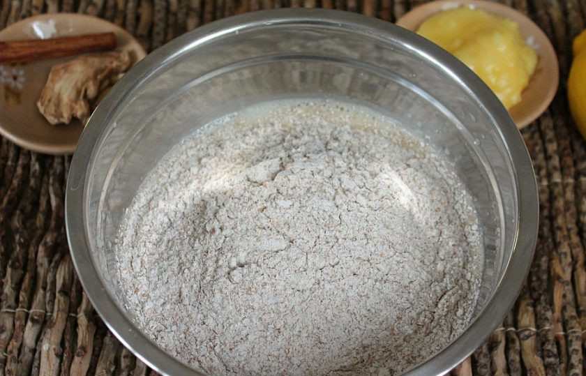 1. Этап. Медовые пряники на кефире: Насыпьте стакан муки и соду. На соду добавьте ложку лимонного сока. Все перемешайте.