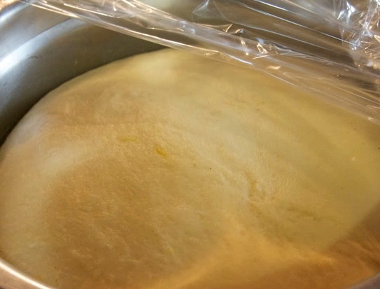 1. Этап. Булочка с повидлом: 5. После первого подхода тесто нужно обмять и оставить его снова подходить.