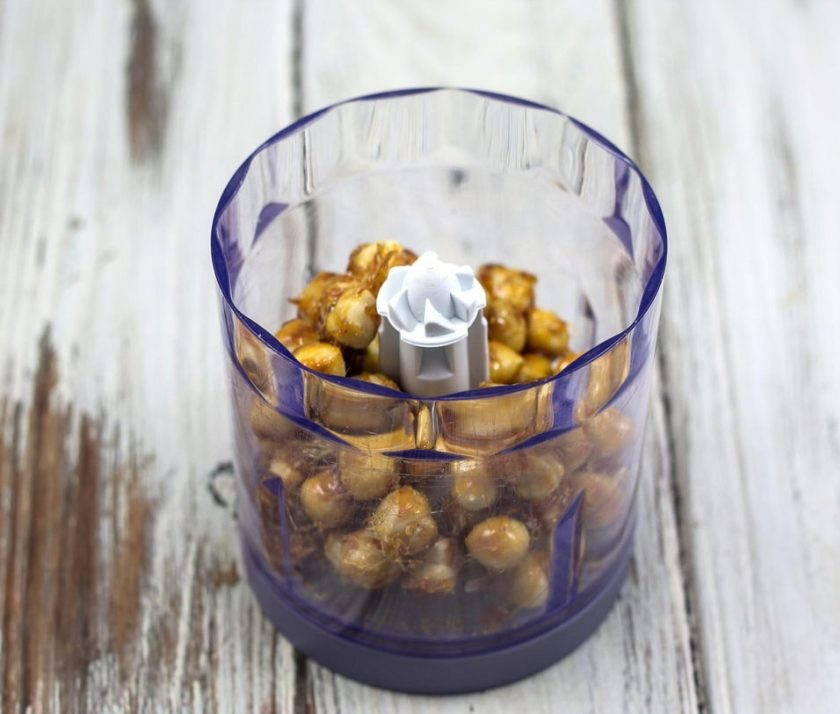 1. Этап. Яблочный трайфл: 6. Теперь превратите фундук с сахаром в крошку в блендере или миксере.