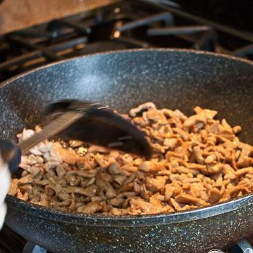 1. Этап. Нянь-Гао: Обжаривать свинину почти до готовности.