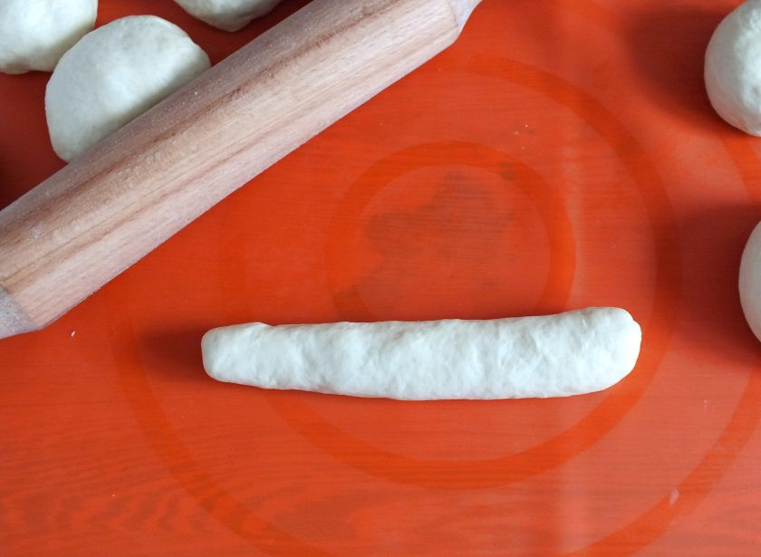 1. Этап. Булочки на рассоле: Место шва хорошо скрепите и прокатайте слегка удлиняя рулетик.