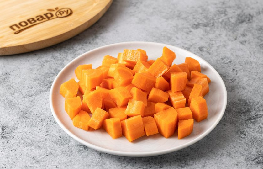 1. Этап. Морковный смузи с грейпфрутом: Морковь помойте, очистите и нарежьте на маленькие ломтики.