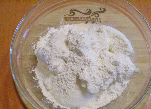 1. Этап. Бисквитное тесто в мультиварке: Вводим муку и миксером взбиваем тесто, насыщая его кислородом.