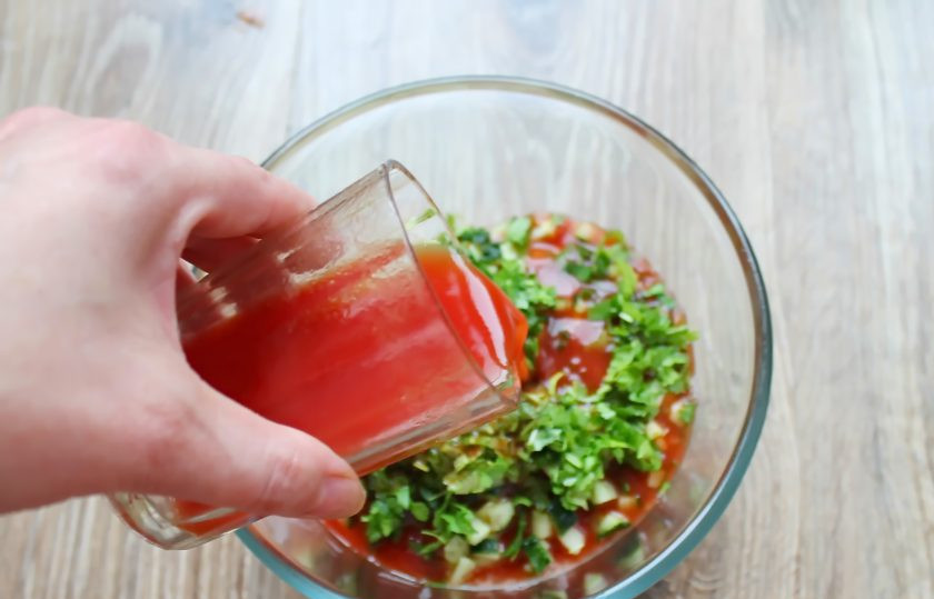 1. Этап. Гаспачо с томатным соком: Влейте холодный томатный сок.